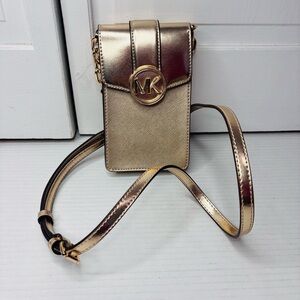MICHAEL MICHAEL KORS Carmen Gold Small Logo Smartphone Crossbody Bag